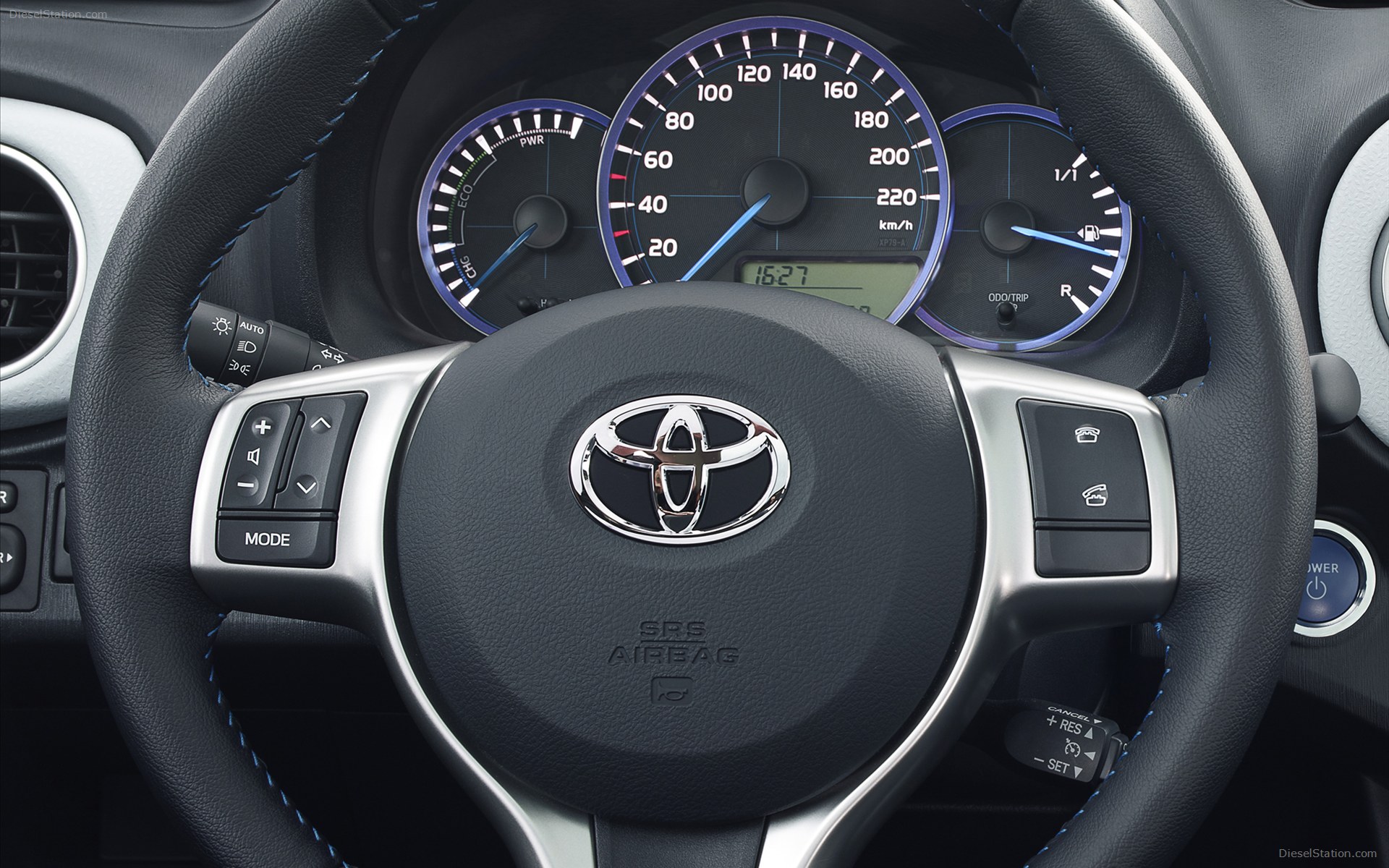 Toyota Yaris Hybrid 2013
