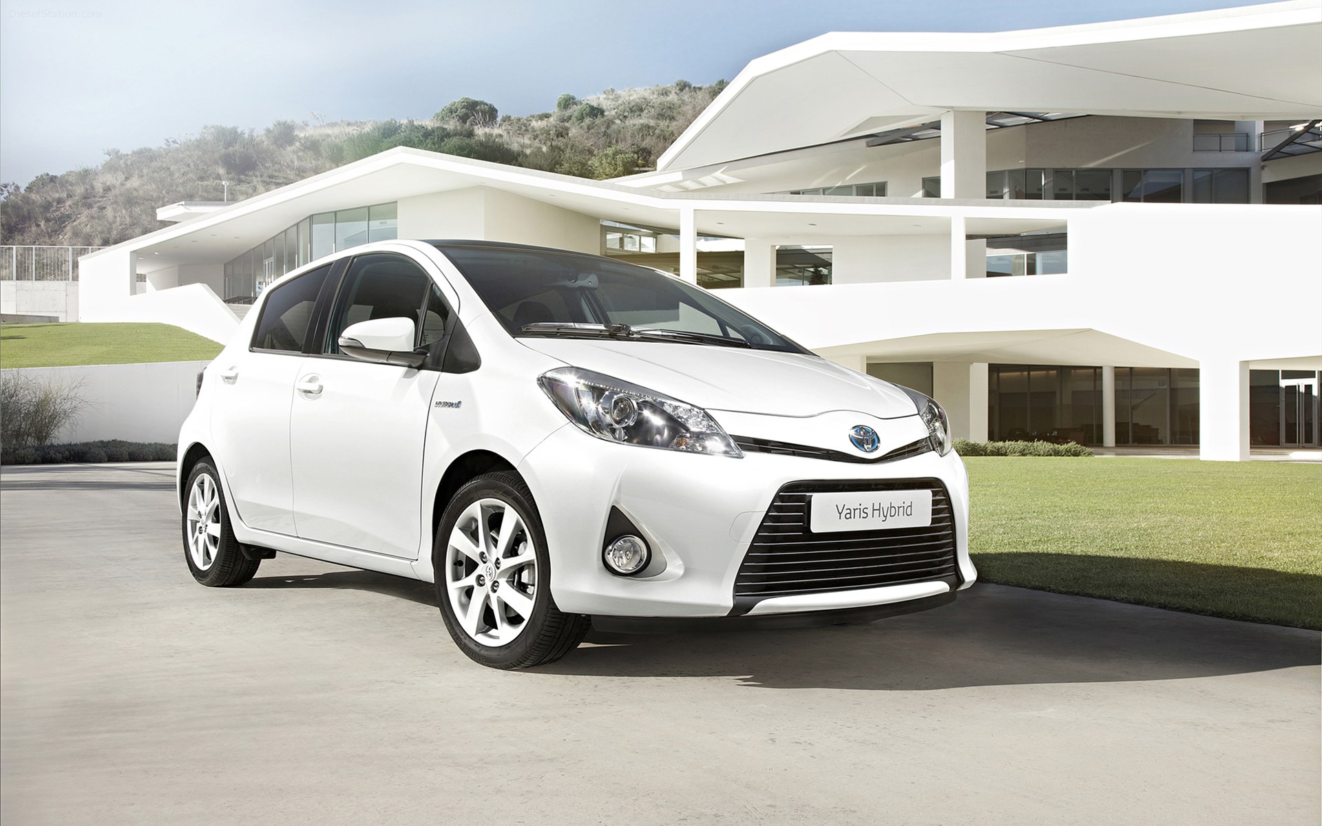Toyota Yaris Hybrid 2013