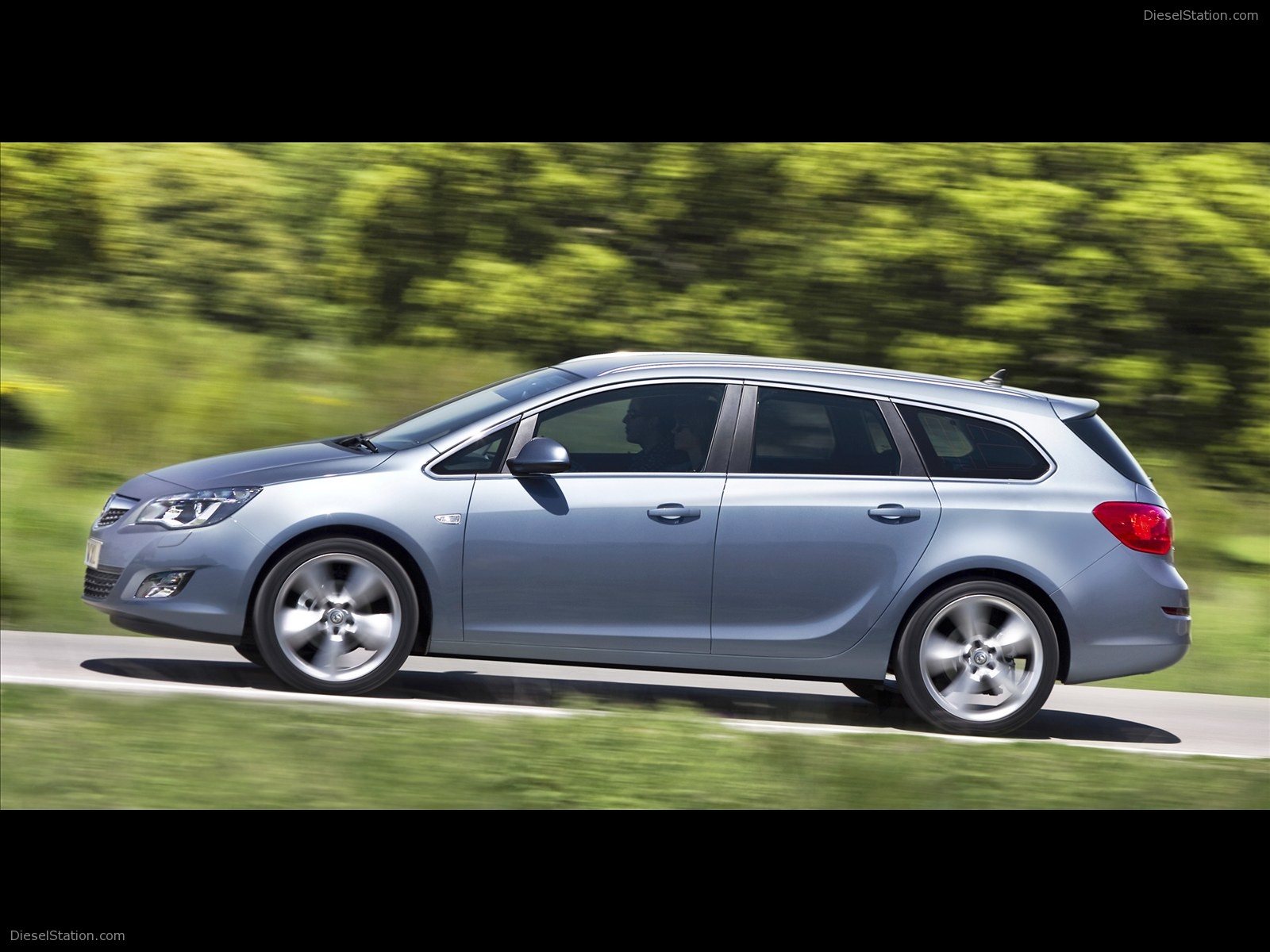 Vauxhall Astra Sports Tourer 2011