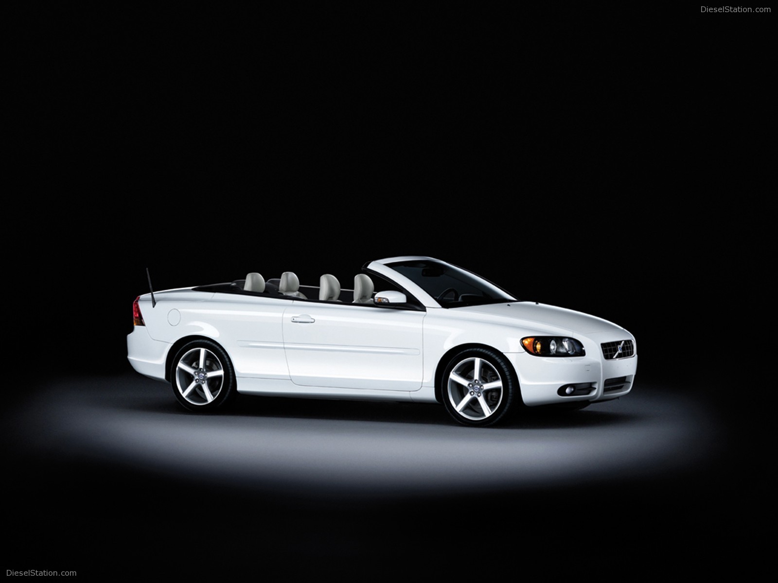 VOLVO 'ICE WHITE' C70 COUPE CONVERTIBLE