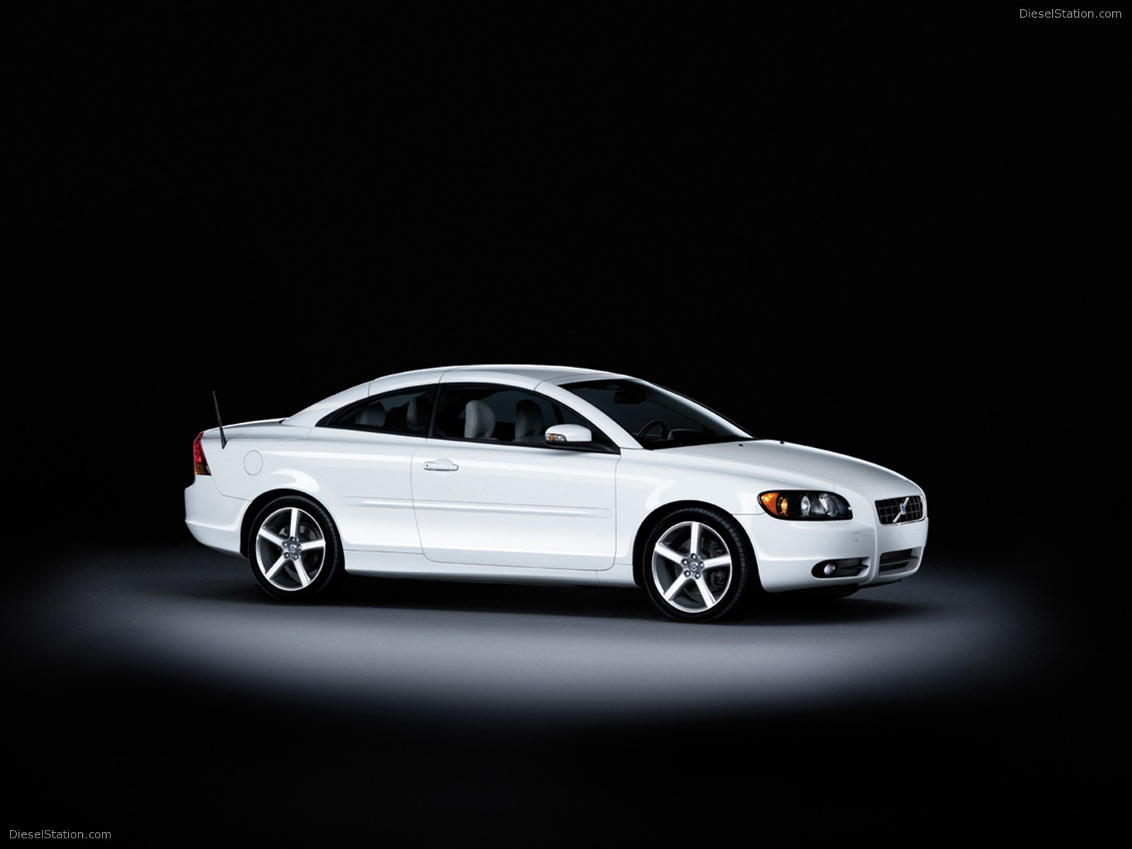 VOLVO 'ICE WHITE' C70 COUPE CONVERTIBLE VOLVO 'ICE WHITE' C70 COUPE CONVERTIBLE