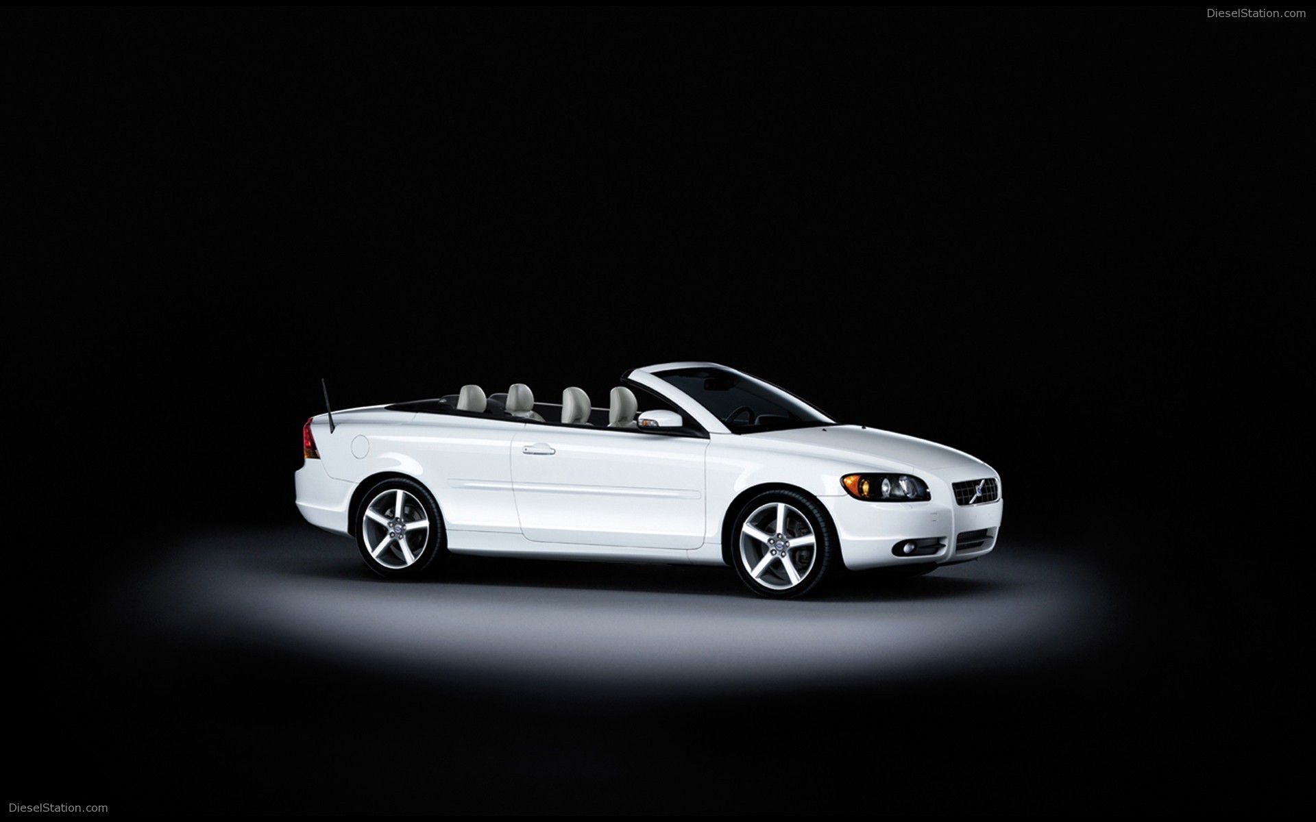 VOLVO 'ICE WHITE' C70 COUPE CONVERTIBLE