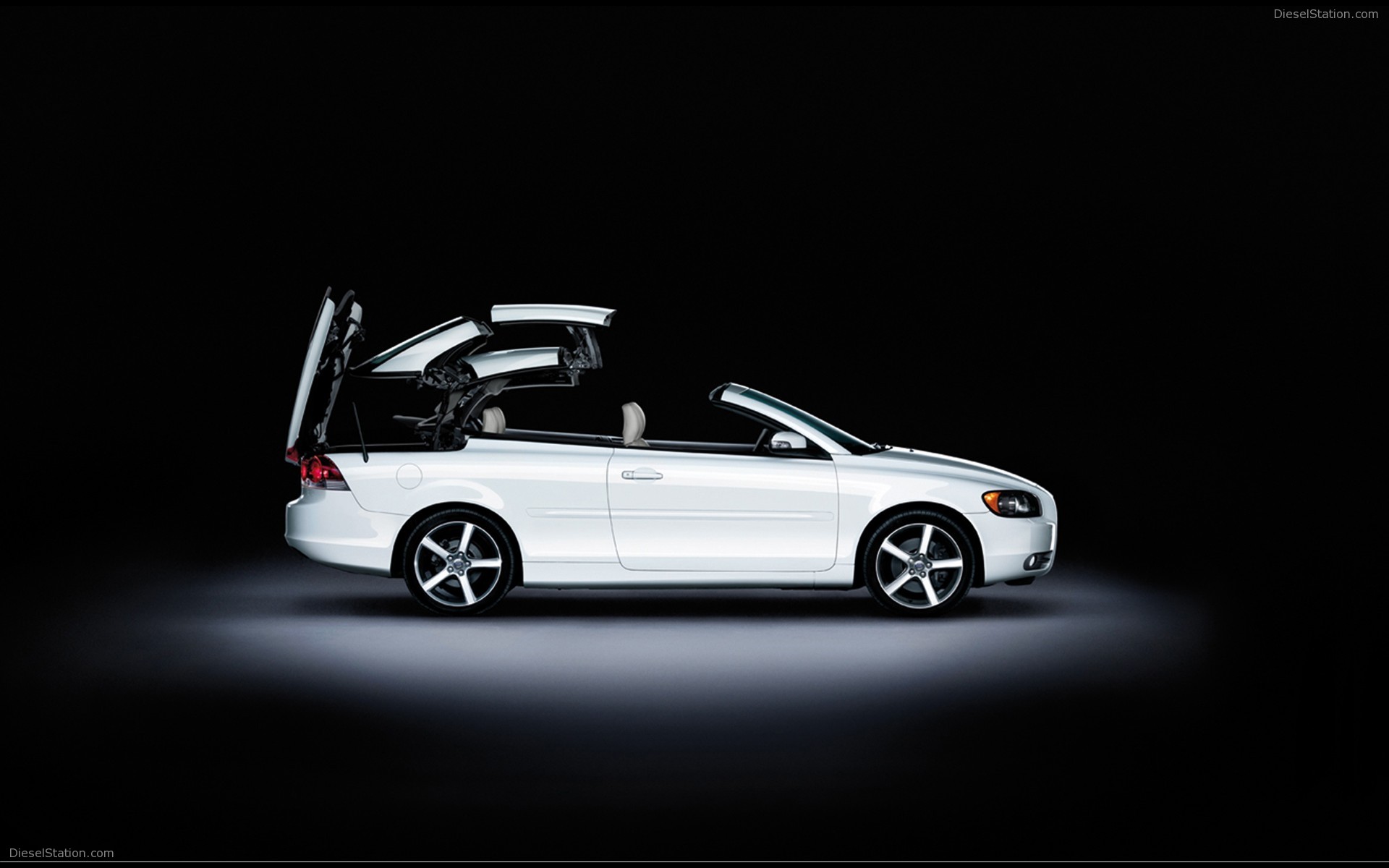 VOLVO 'ICE WHITE' C70 COUPE CONVERTIBLE VOLVO 'ICE WHITE' C70 COUPE CONVERTIBLE