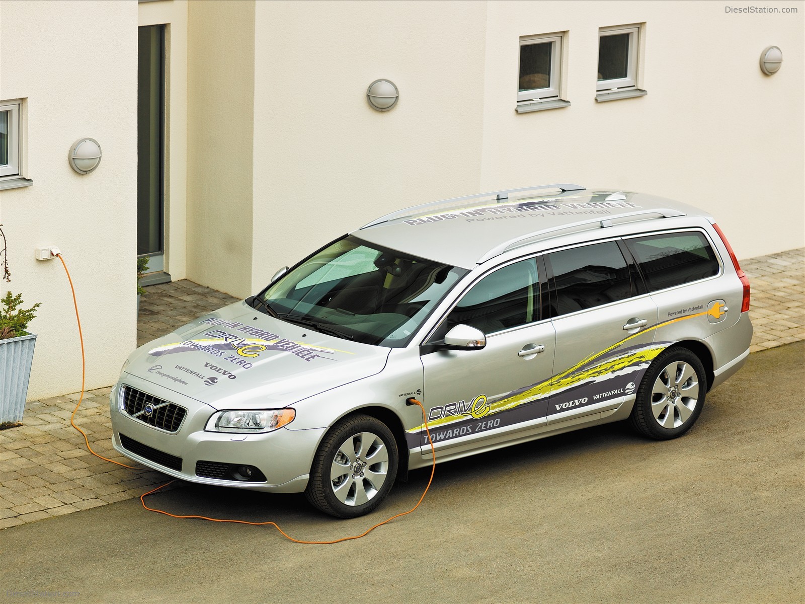 Volvo Plug In Hybrid By 2012