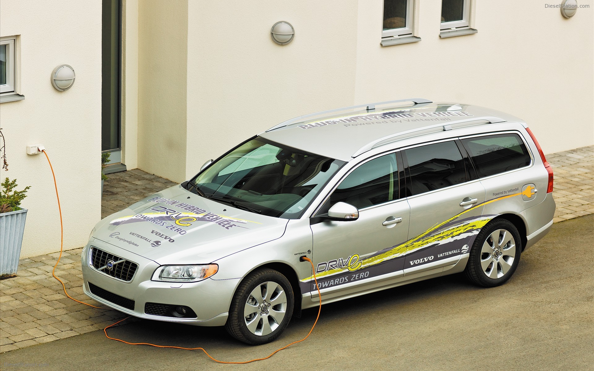 Volvo Plug In Hybrid By 2012