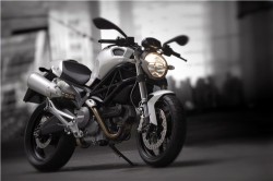 DUCATI MONSTER 696